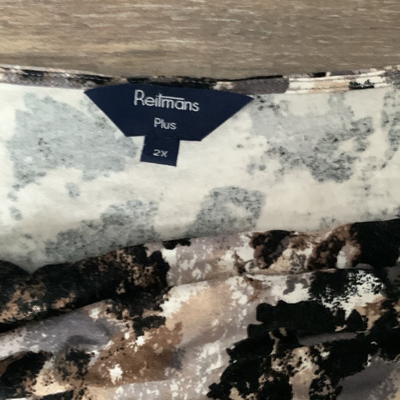 Women’s Pretty Blouse - Picture 2 of 5